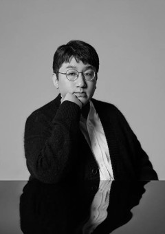 寂 し い 夜 の 向 こ う 側 に    。