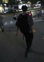 男 装 し て る の バ レ ま し た .
