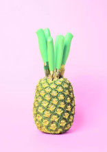 歌い手達に可愛がられる男の子