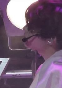 不 憫 松 村 の 女 。