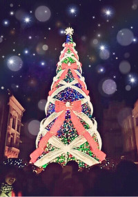 24日クリスマスツリーの前で。