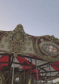ノスタルジックな空に舞う