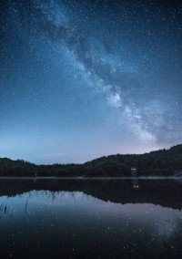 夜空の向こうで。