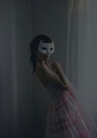 謎の仮面美女の虜…?