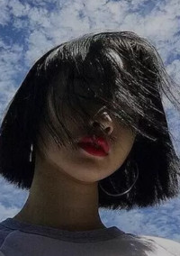 ブ ラ ッ クコ ー ヒ ー の 中 に 一 滴 の ミ ル ク 。