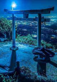 鳥居の先には.