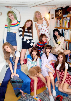 TWICE&