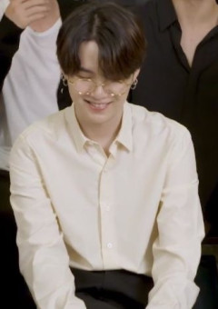 担任のユンギ先生は、