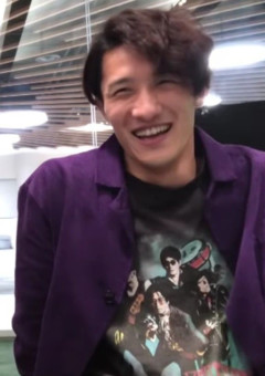 照 く ん と 幼 い 小 さ な 女 の 子