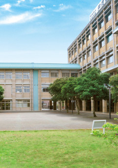 "幼馴染"兼"担任"に溺愛されています